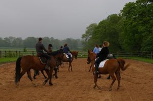 Cours d'équitation dans la carrière de dressage des Ecuries des Grainvilleries en Normandie