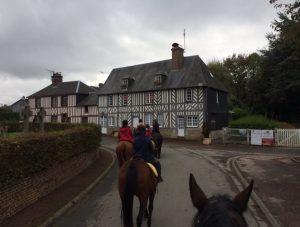 Ecurie les Grainvilleries : balade à cheval en Normandie, passage dans Bourgeauville